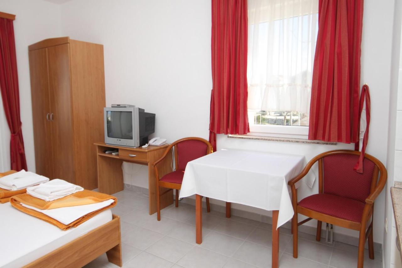 Apartments And Rooms By The Sea Vinjerac, Zadar - 3248 Buitenkant foto